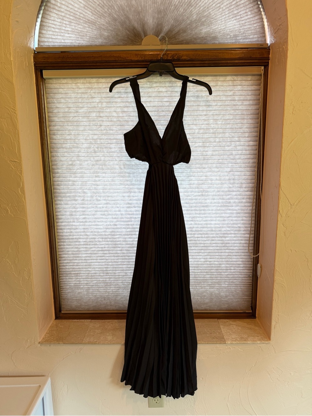 Elegant Black Pleated Maxi Dress - Sleeveless V-Neck